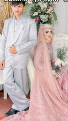 Ia pun tak bisa menolak makeup pilihan orang tuanya tersebut