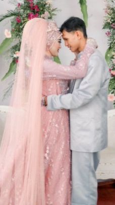 Netizen yang melihat unggahan itu pun ikut merasa sedih karena hari bahagia sang pengantin harus rusak karena makeup