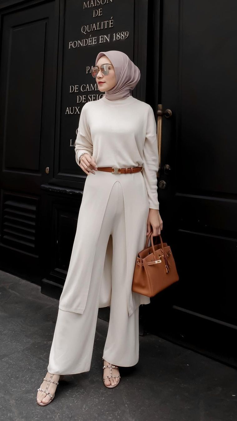 Eksplorasi Warna Monokrom dengan Nuansa Warm ala Melody Prima