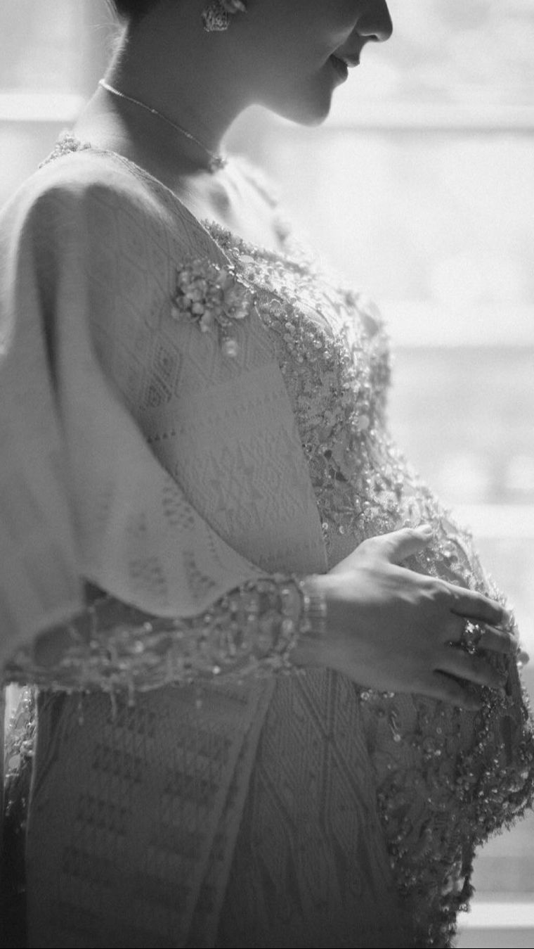 Jessica tampak menunjukkan baby bump-nya yang semakin besar.