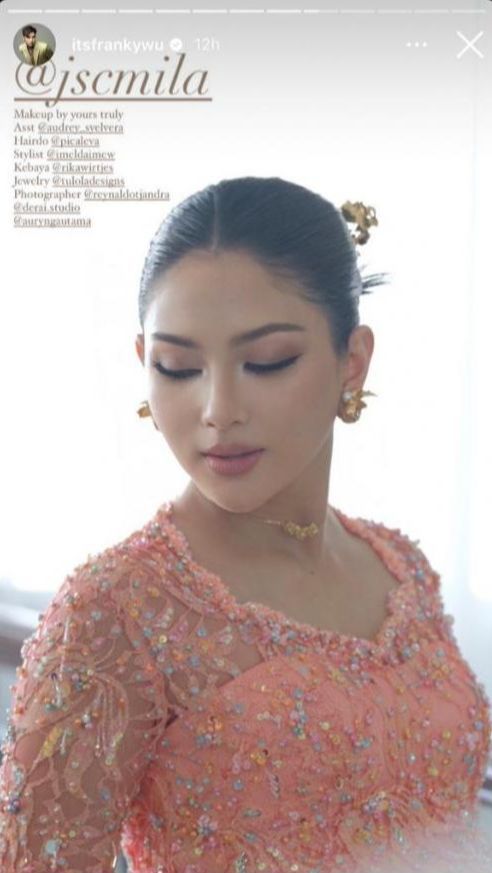 Untuk makeup, Jessica memilih tampil flawless bernuansa pinkies.