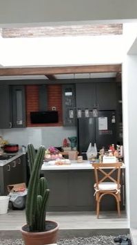 Area ruang keluarga, dapur, dan ruang makan dibuat tanpa sekat atau open space sehingga memberi kesan ruangan yang lebih luas
