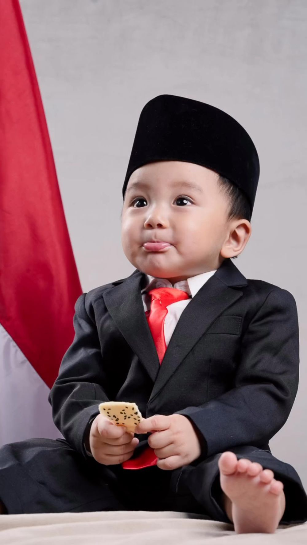 Wah, presiden ciliknya makan biskuit.