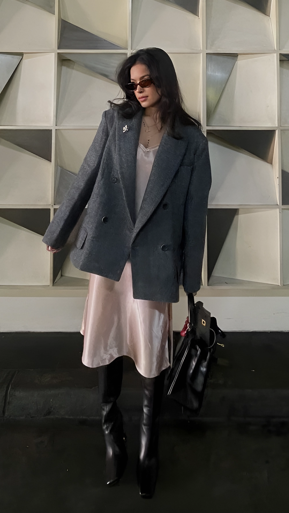 Tengok Style Keren Eva Celia, Padukan Satin Dress dan Boots