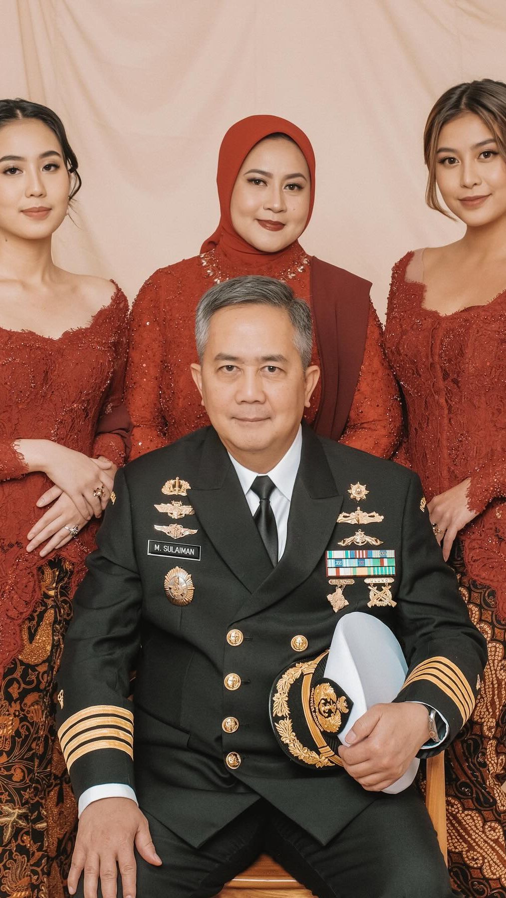 Ia bersama adik dan ibunya tampil kompak dengan kebaya merah, sementara sang ayah tampak gagah dengan seragam TNI