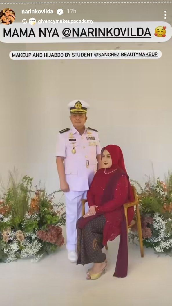 Sang ayah merupakan anggota TNI AL sekaligus dokter mata, sedangkan ibu Awkarin merupakan seorang dokter gigi.
