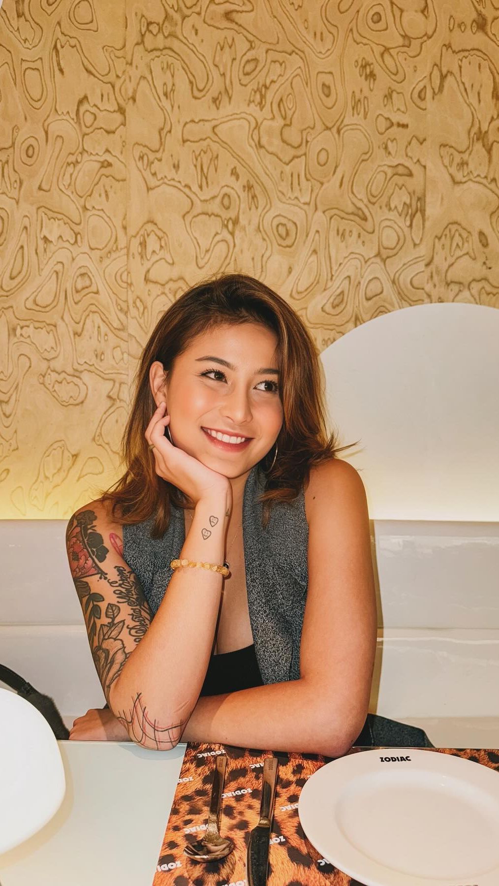 Momen Langka Photoshoot Keluarga Awkarin, Paras Sang Adik Bikin Salfok!