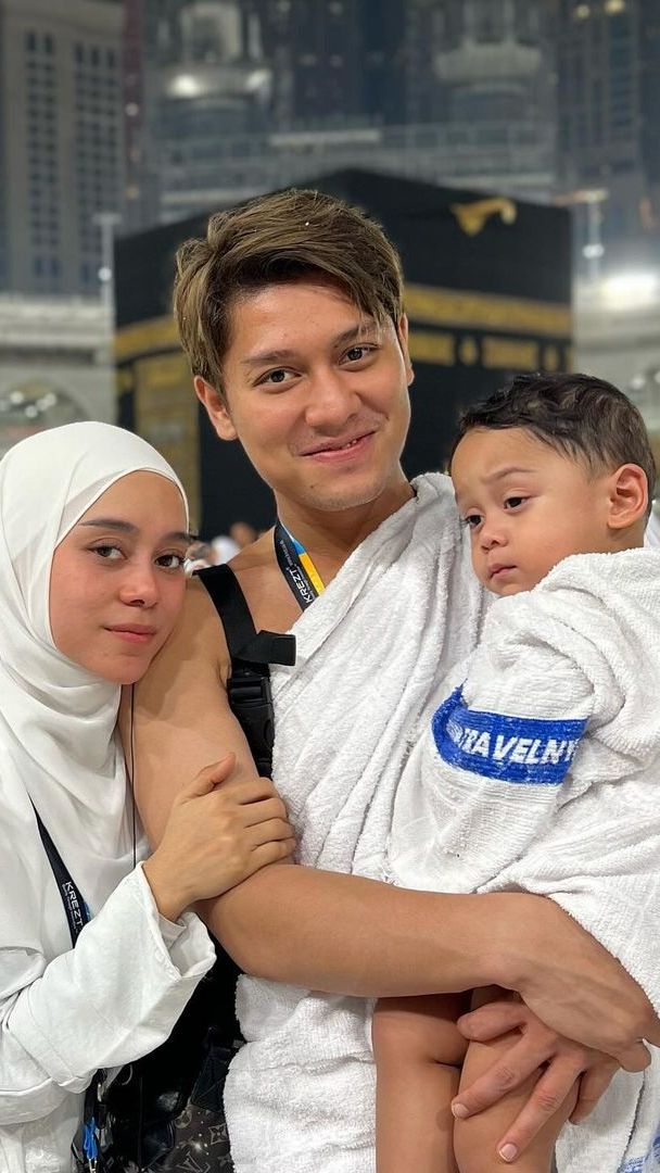 Kejadian Tak Terduga Dialami Putra Rizky Billar dan Lesti Saat Foto di Depan Kabah