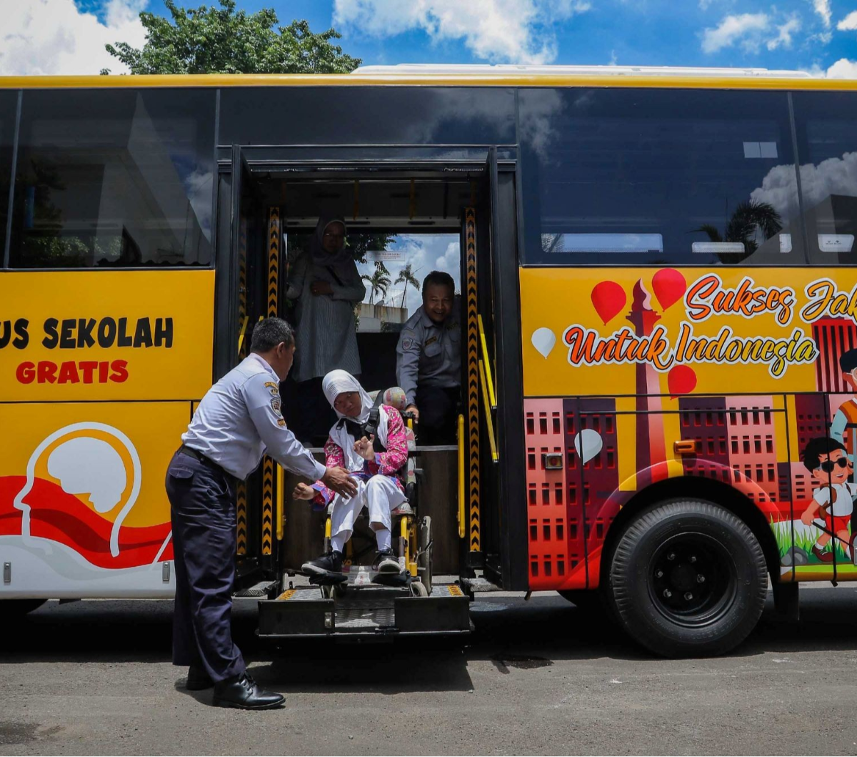 FOTO: Penampakan Lima Armada Bus Sekolah Khusus Disabilitas Yang ...