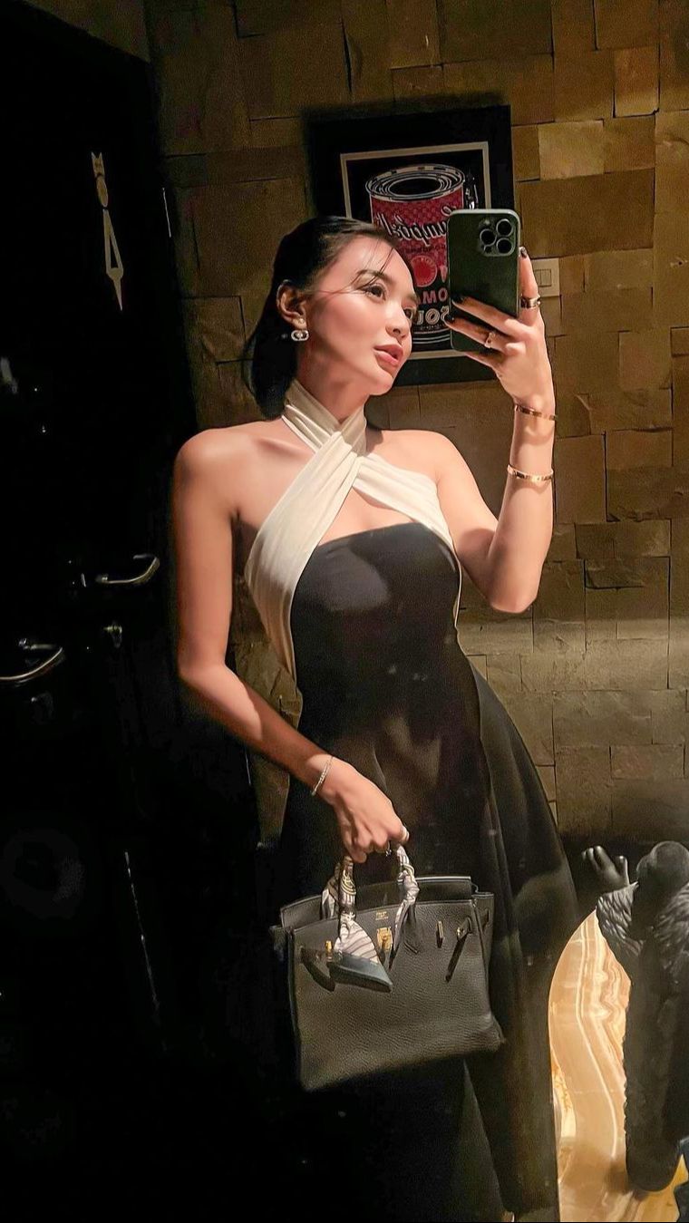 Wika Salim sering membagikan potret cantik dirinya, salah satunya saat mirror selfie.