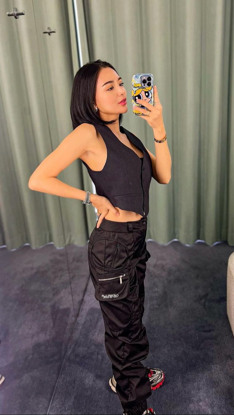 Menyegarkan mata, beberapa pose mirror selfie Wika Salim bikin salfok.