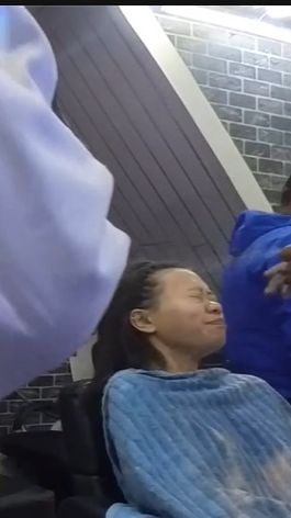 Tak lama kemudian, pegawai salon langsung menyemprot wajahnya dengan cairan bening