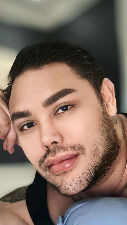 Sosok `Kembaran` Ivan Gunawan yang Wajahnya Mirip Banget