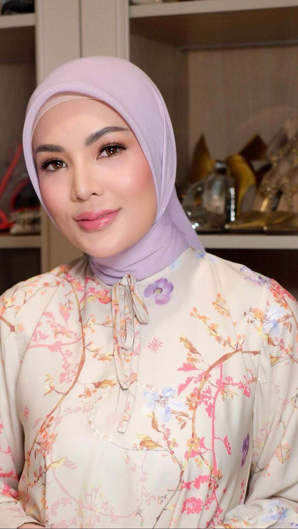 Inilah potret terbaru Nindy Ayunda yang tampil balutan hijab