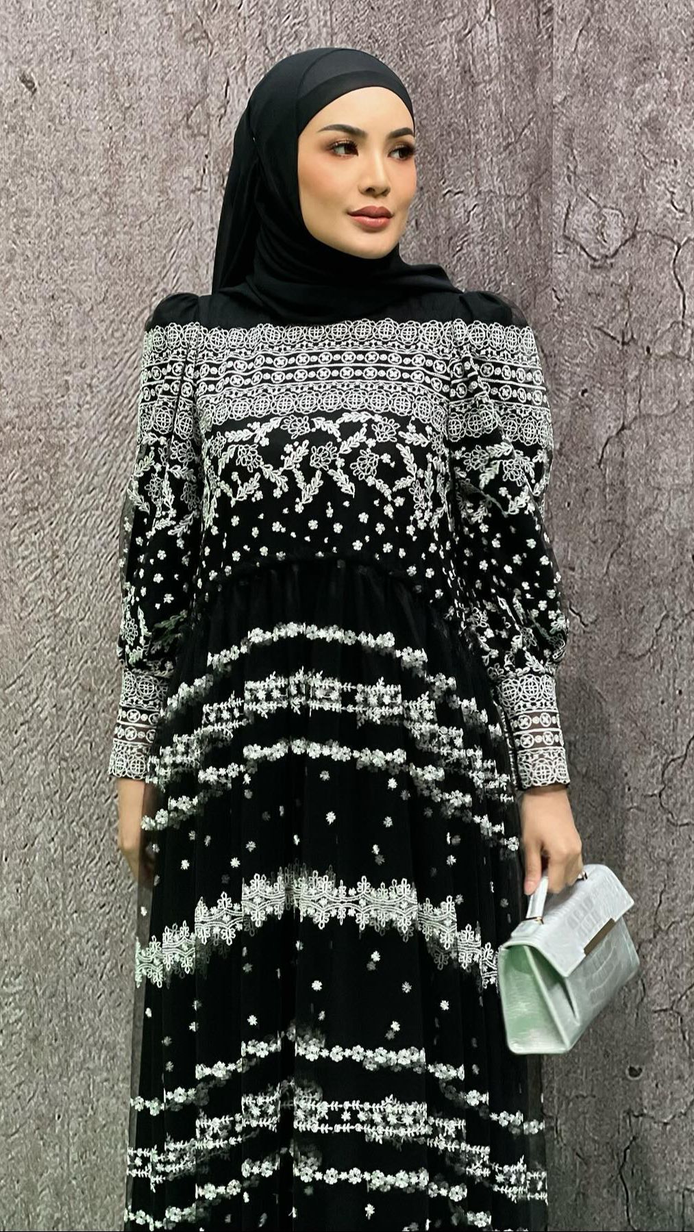Ia pun berusaha mengurangi baju-baju yang terbuka dan memilih untuk mengoleksi kerudung
