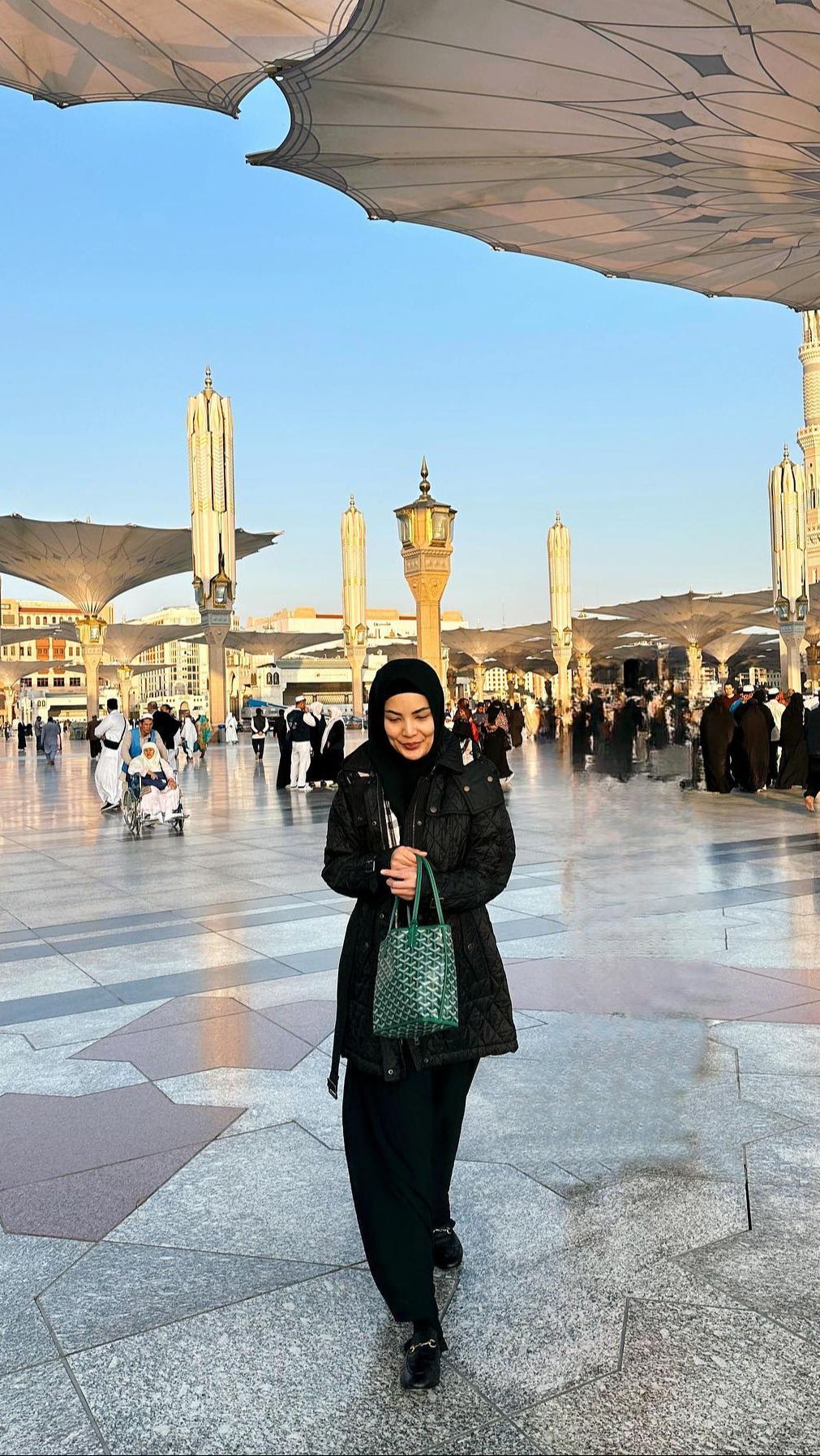 Hal tersebut sebagai salah satu bentuk keseriusan Nindy dalam berhijab
