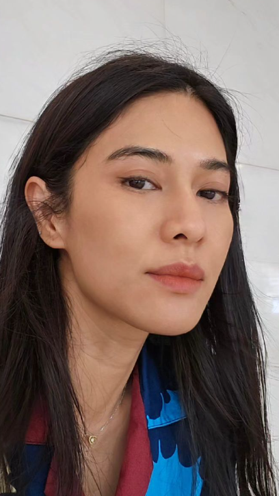 Dian Sastro Bergaya Stylish ala Korea, Intip Detail Tas Mungilnya