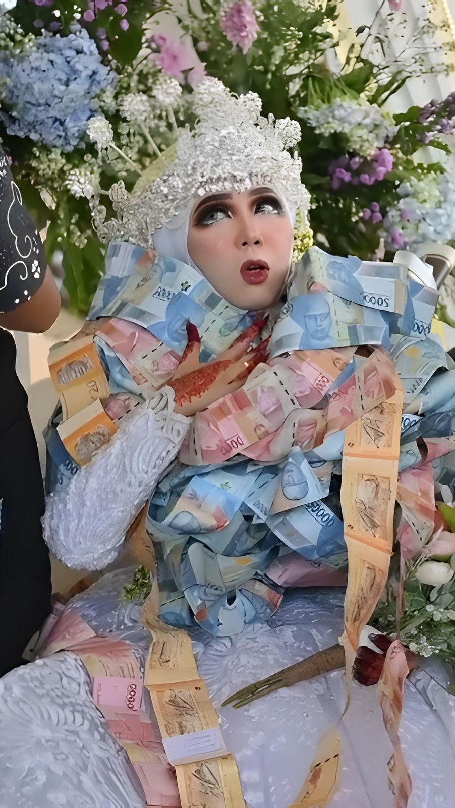 Momen Viral Pengantin di Madura Dapat Hadiah Kalung Uang Bertubi-tubi dari Tamu Sampai Hampir Menutupi Wajah