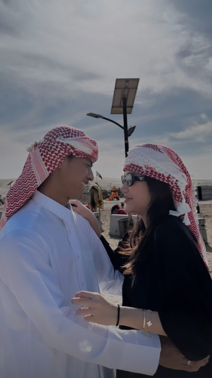 Potret Kemesraan Azizah Salsha dan Pratama Arhan di Qatar, Tampil Pakai Sorban dan Abaya