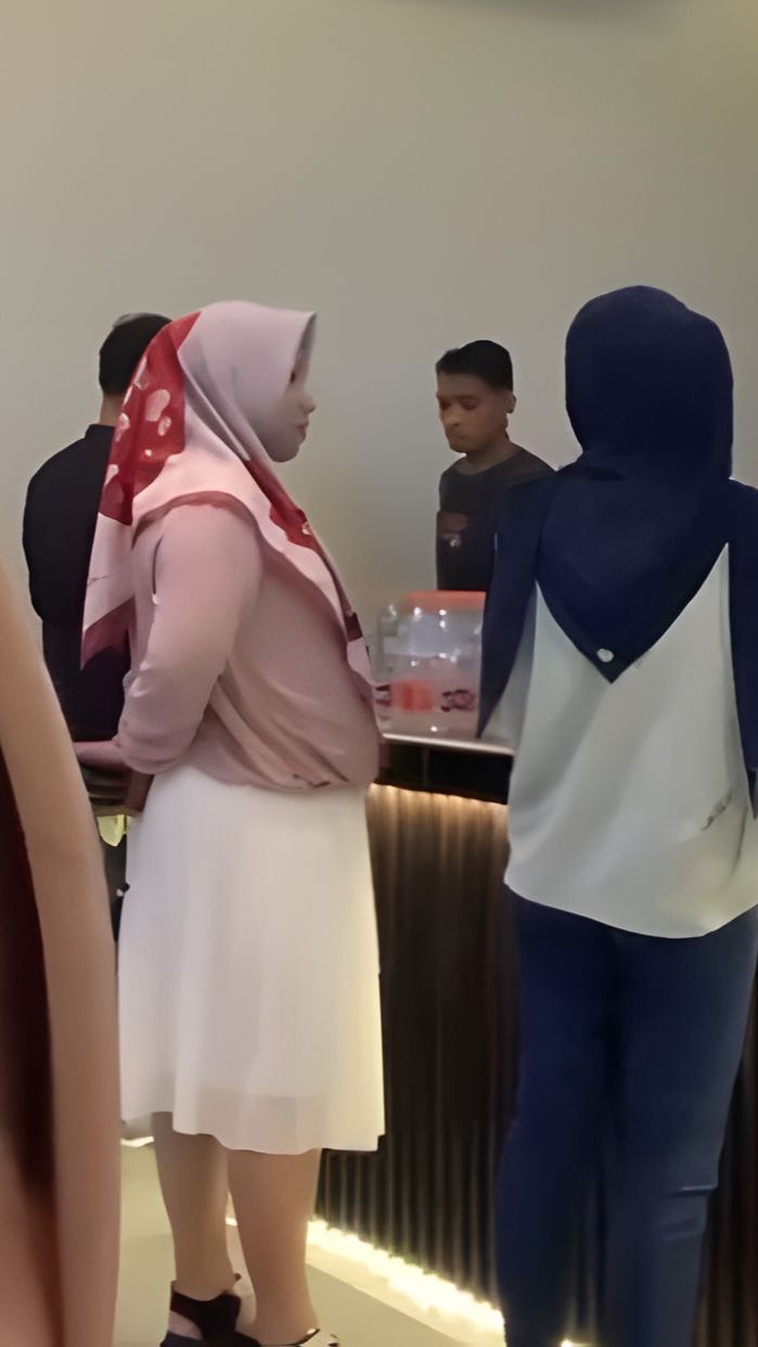 Viral Video Wanita Atas Kerudung Bawahnya Rok Gantung Hingga Betis Kelihatan