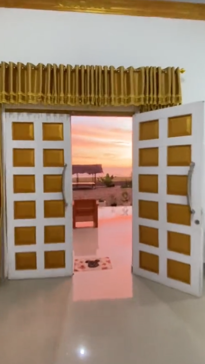 Rekam View Belakang Rumah, Pria Ini Rasakan Healing Setiap Hari Lihat Pemandangan Sunset di Laut