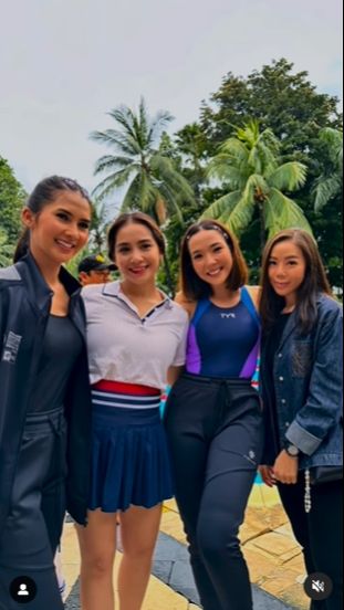 Gisel tampil cantik dengan baju renang warna biru dongker dan ungu saat ikut lomba renang,