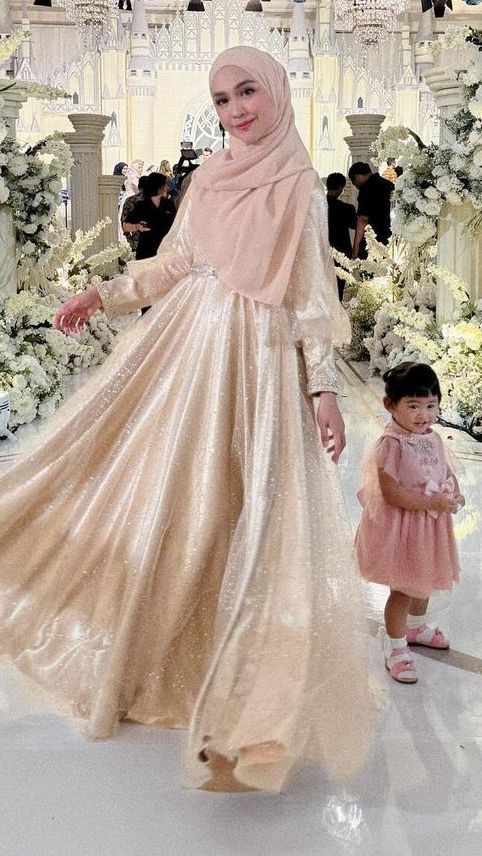 10 Gaya Artis Kondangan Bareng Anak, Nikita Willy & Issa Vibesnya Bak Ratu dan Pangeran