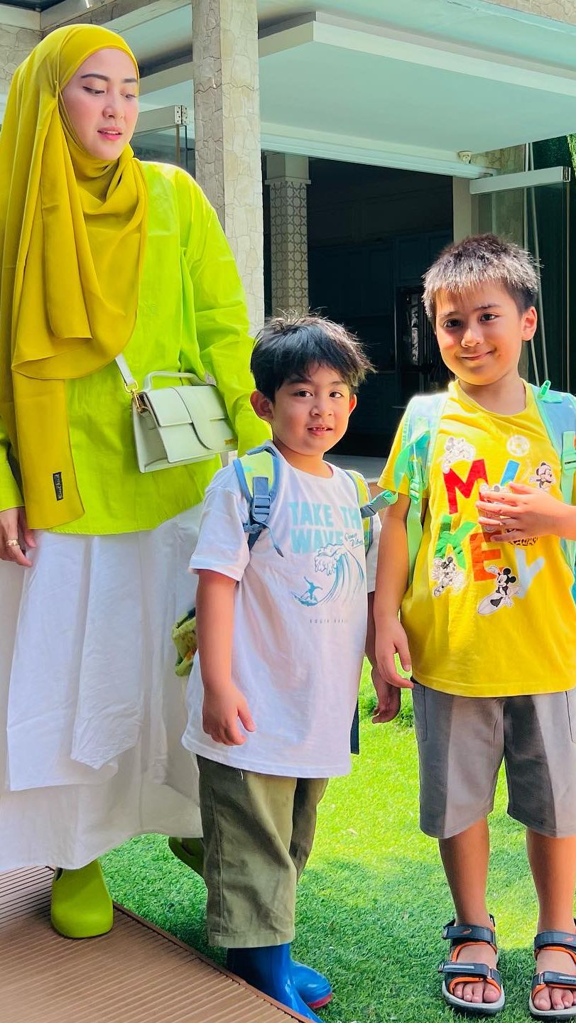 Dari pernikahan tersebut, mereka telah dikaruniai tiga orang anak
