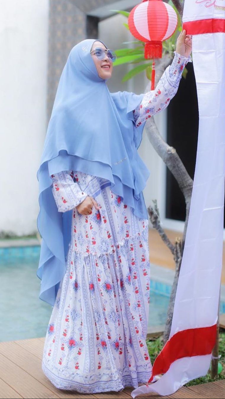 Disisi lain penampilan April juga tak luput dari perhatian