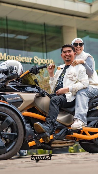 Belakangan ini, Ustaz Solmed dan April tengah ramai jadi sorotan lantaran berhasil membangun rumah senilai ratusan miliar rupiah
