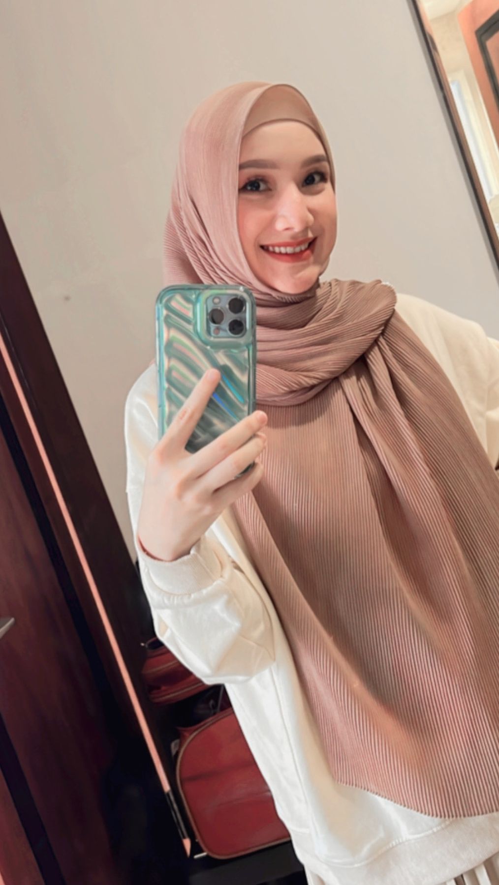 Dalam kesehariannya Indri selalu berpakaian syar'i dan tertutup