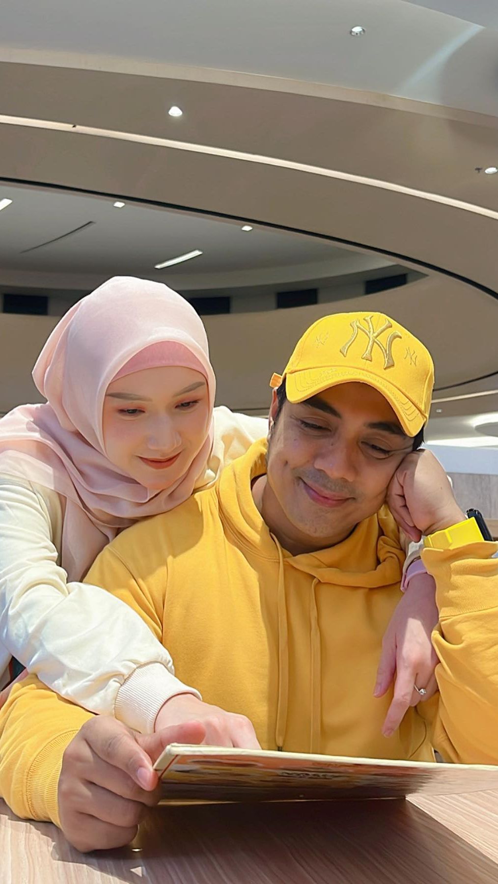 Belum lama ini, Indri mendapat hadiah ulang tahun berupa rumah mewah dari sang suami