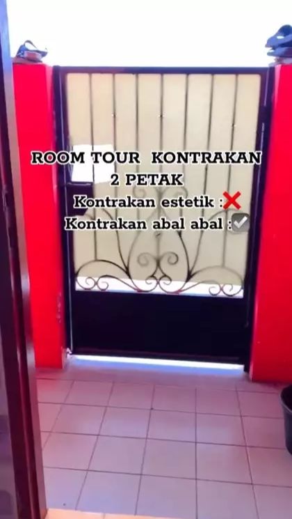 Kontrakan itu memiliki pagar yang kecil sebagai jalan keluar masuk.