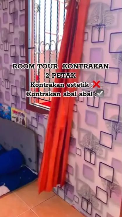 Pemilihan wallpaper dinding pun tampak kontras dengan barang-barang yang ada di dalam rumah.