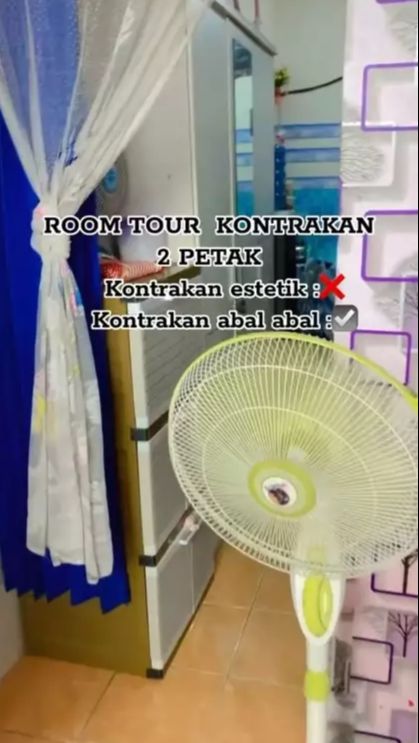 Rumah ini hanya diberi sekat memakai gorden berwarna biru ngejreng.