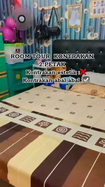 Inilah penampakankamar tidur di sisi sampingnya banyak barang-barang yang membuatnya terlihat sesak.
