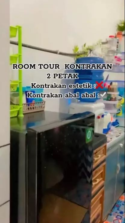 Alhasil kamar tidurnya pun menyatu dengan dapur.