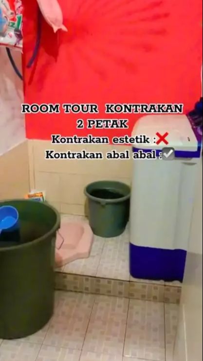 Di samping kamar juga terdapat kamar mandi yang berukuran mungil.