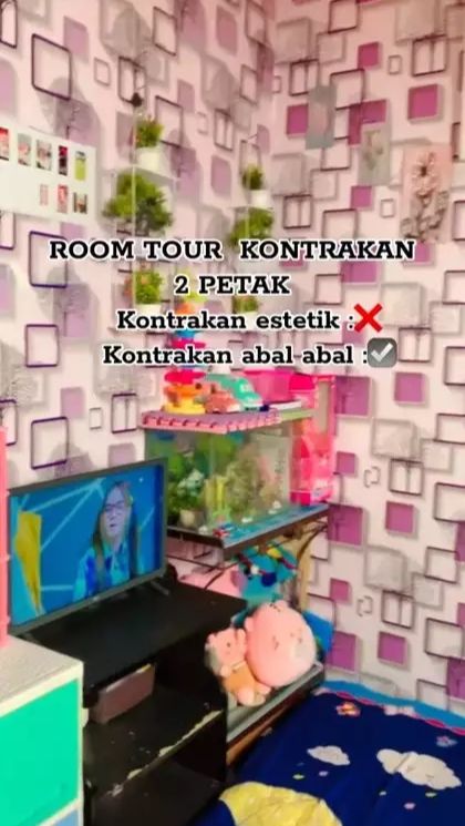 Ruang tamu tampak begitu ramai dengan wallpaper dan barang-barang yang berwarna warni.