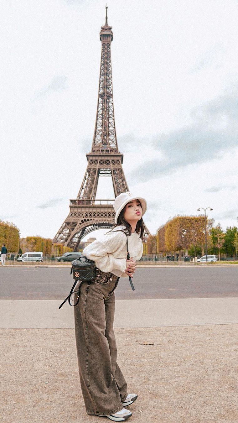 10 Pose Centil Fuji yang Bikin Klepek-Klepek, dari Wajah Duck Face sampai Kedipan Maut