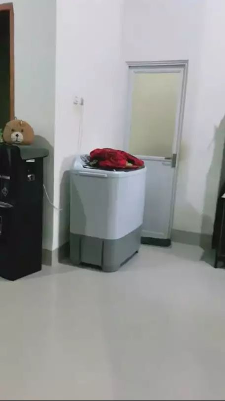 Di samping dapur merupakan laundry room sekaligus kamar mandi.