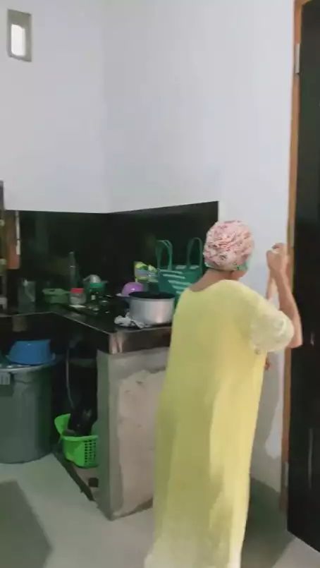 Meja dapur di rumah Mimi Peri terlihat modern.
