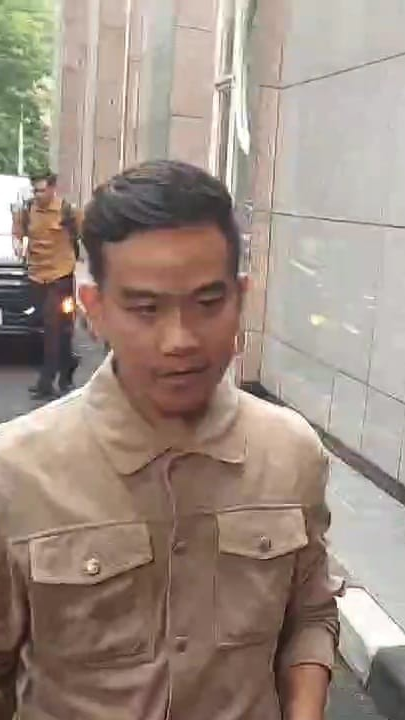 Potret Gibran Penuhi Panggilan Bawaslu Soal Bagi-Bagi Susu di CFD, Didampingi Eks Stafsus Jokowi