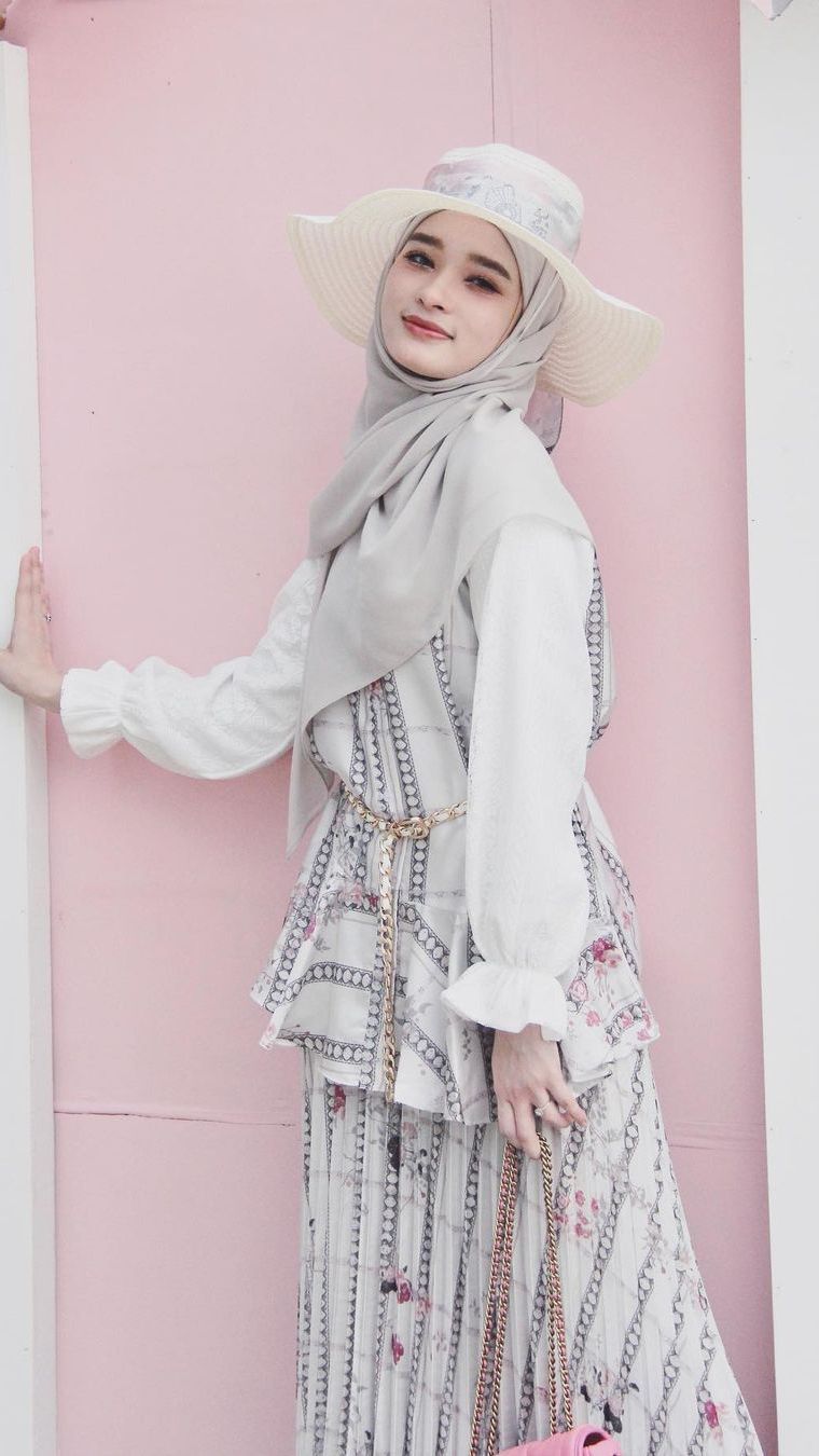 Ia laris menjadi model hingga brand ambassador produk kecantikan.
