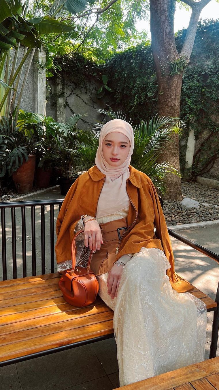 Netizen bahkan mengagumi Inara sebagai wanita mandiri dengan paras yang menawan.
