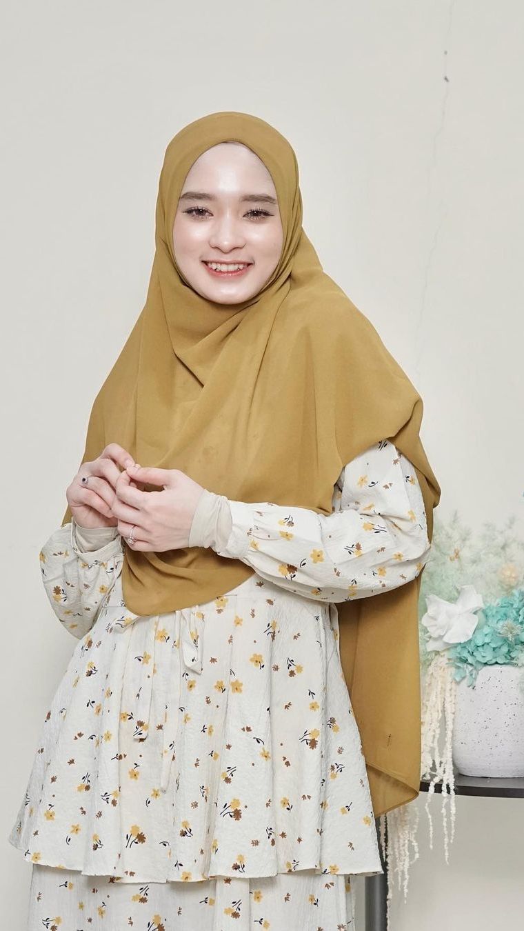Tak hanya modal cantik, Inara Rusli juga dipuja karena memiliki style berpakaian yang kece dan gaul meski berhijab.