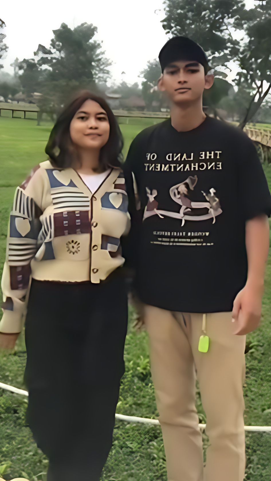 Momen selfie tampak estetik dan mempesona. Namun, ternyata si cewek masih merasa ada yang kurang.