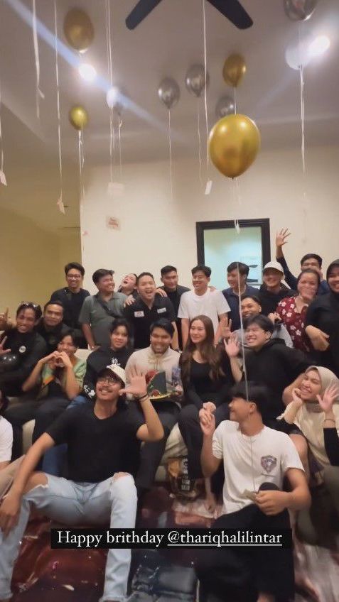 Menariknya, dalam momen itu tampak ada adik-adik Thariq Halilintar yang ikut merayakan.