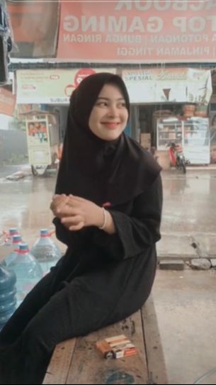 Viral Potret Penjual Es Teh yang Disebut Mirip Artis, Netizen: Manisnya Kebangetan