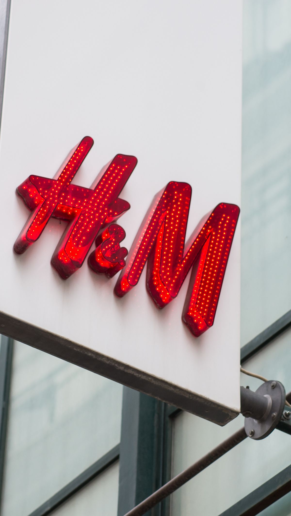 H&M PHK 588 Karyawan dan Tutup 28 Toko